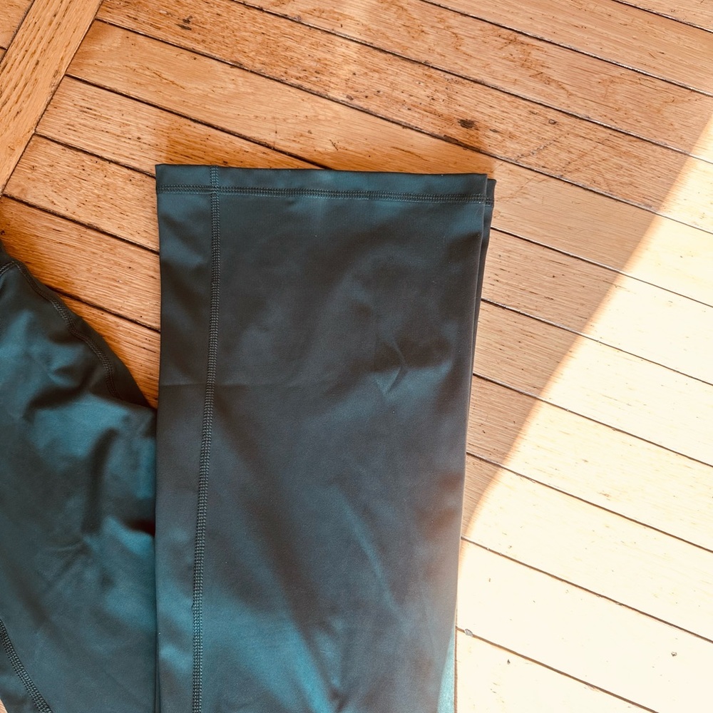 NWOT- Women GapFit high-rise flared yoga leggings, Sz. small. - Picture 4 of 7